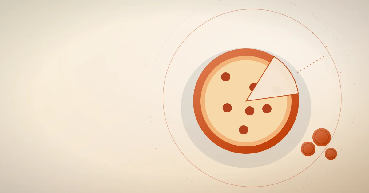 Pizza vista de cima com uma fatia retirada e moedas em bronze, representando a taxa dos aplicativos de delivery